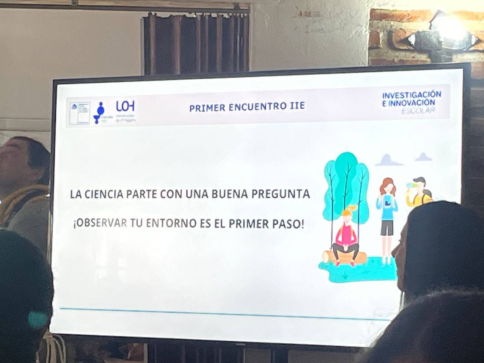 Profesor Francisco Contreras con estudiantes